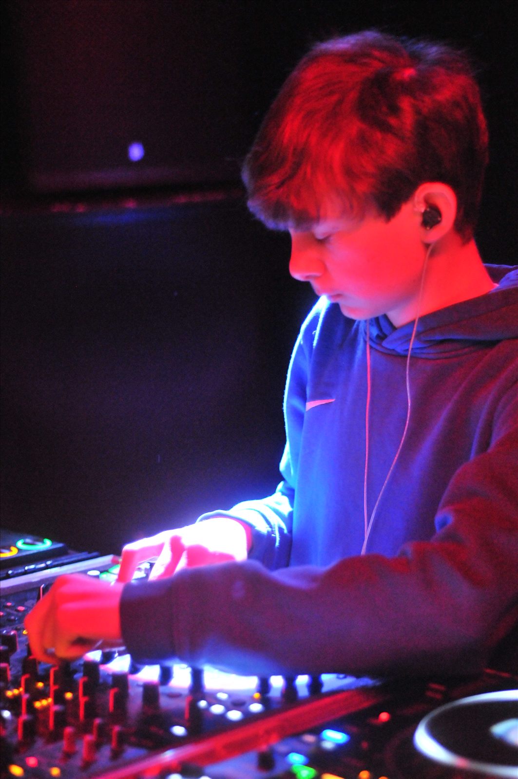Zac Harris playing tech house on the Pioneer DJM-V10 at Black Box Studios Newcastle